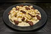 O costume envolve colocar uma moeda ou cédula embaixo do prato e comer os primeiros sete pedaços enquanto mentaliza desejos de abundância