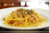 Nesta versão, o espaguete sem glúten é combinado com bacon dourado e um creme feito com ovos e queijo zero lactose. A água utilizada no cozimento da massa ajuda a dar cremosidade ao molho.