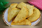 O pastel com apenas dois ingredientes é a prova de que essa receita pode ser irresistível.