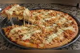 O frango bem temperado combina com a muçarela derretida, enquanto o requeijão garante uma textura mais cremosa e deixa a pizza ainda mais irresistível