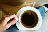 O café descafeinado é produzido a partir de grãos que passam por processos industriais para retirar pelo menos 97% da cafeína antes da torra.