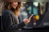 O recurso está disponível a partir da versão 26.35 do Google Play Services e utiliza a tecnologia NFC para identificar cartões compatíveis, incluindo informações como passes e créditos disponíveis.
