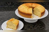 A receita rende aproximadamente 10 porções e leva cerca de 15 minutos para ser preparada, além de 35 a 40 minutos no forno.