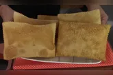 No canal do YouTube do criador Wedersilva, é possível acompanhar o passo a passo para preparar um pastel crocante, sequinho e saboroso.