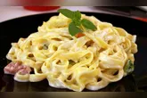 A receita de macarrão à parisiense ensinada pelo chef Daniel Bork, no programa Dia a Dia, combina praticidade e sabor.