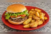 A receita leva carne moída, pão, salada e temperos simples, enquanto as batatas são preparadas com pouco azeite e ficam douradas sem a necessidade de fritura convencional.