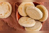 O pão sírio combina com diferentes preparações, desde recheios de frango desfiado e vegetais até pastas tradicionais, como homus.