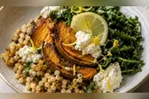A versão morna é uma alternativa para variar o cardápio e combinar ingredientes cozidos com folhas frescas, ervas e queijos.