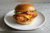 Com uma casquinha dourada e crocante, frango bem temperado, queijo derretido e molho especial, o sanduíche fica com aparência e sabor de hamburgueria.