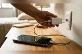 O carregamento com fio tende a ser mais eficiente e rápido, pois transfere energia diretamente ao aparelho, com menos perdas durante o processo.