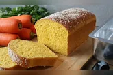 O preparo exige um pouco de paciência por causa do tempo de descanso da massa, necessário para que o fermento faça efeito e o pão fique leve.