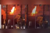 Imagens feitas por moradores registraram as chamas intensas no local.