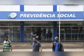 Descubra como solicitar o acréscimo de 25% no INSS para aposentados por incapacidade permanente que precisam de assistência. Veja quem tem direito.