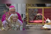 Arcebispo Luigi Renna também beijou o crânio durante as cerimônias.
