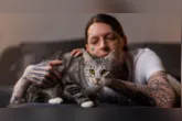Segundo especialistas, a pessoa favorita de um gato nem sempre é quem oferece mais carinho, mas quem respeita seus limites, entende seus sinais e permite que ele escolha quando quer se aproximar.
