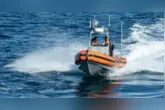 A Guarda Costeira dos Estados Unidos participa das buscas por 11 desaparecidos após naufrágio na costa do México, onde sobreviventes relataram ataques de tubarões enquanto aguardavam resgate