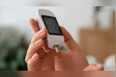 Explore os benefícios, efeitos colaterais e cuidados ao usar metformina no diabetes tipo 2, segundo especialistas e diretrizes médicas.