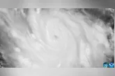 Imagem de satélite mostra o furacão Polo sobre o Pacífico, com o olho bem definido e uma extensa área de nuvens associada ao sistema.