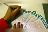 A Mega-Sena pode pagar R$ 3,5 milhões nesta terça-feira (25/08). O concurso 3.049 será sorteado a partir das 21h, em São Paulo.
