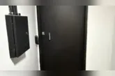 A Polícia Federal encontrou uma sala-cofre com malas vazias e máquina de contar dinheiro em hangar ligado a empresas do advogado Willer Tomaz, que nega irregularidades.