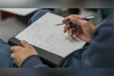Fazer anotações durante as aulas pode ajudar estudantes que se preparam para o Enem 2026 a manter o foco, compreender melhor os conteúdos e organizar as revisões.