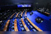 Senado começa debate sobre PEC que visa abolir escala 6x1. A proposta precisa passar por votação em dois turnos antes da promulgação.