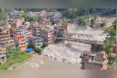 Enchente repentina no Nepal deixou 384 pessoas desaparecidas, segundo levantamento preliminar das autoridades.
