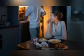 Jantar muito tarde pode prejudicar a digestão, atrapalhar o sono e afetar o metabolismo. Mas dormir com fome também pode causar desconforto e dificuldade para descansar.