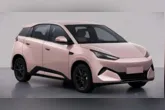 O novo BYD Dolphin Mini vem com uma mudança que pode dividir opiniões: a próxima geração do elétrico não terá painel de instrumentos convencional.