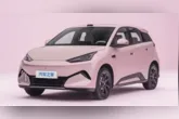 Nova geração do BYD Dolphin Mini cresce, ganha motor traseiro de 129 cv, porta-malas dianteiro e mais espaço interno para enfrentar rivais como o Geely EX2.