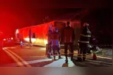 Ônibus de turismo tombou na BR-262, em Ibatiba (ES), deixando três mortos e 44 feridos. O veículo transportava 47 pessoas e seguia de Itaoca para Contagem (MG).