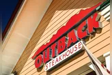 Outback e Pizza Hut podem se unir e criar novo gigante da alimentação no Brasil.