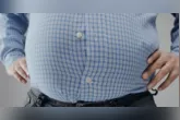 Álcool, excesso de açúcar e frituras podem favorecer o acúmulo de gordura abdominal. Mudanças na alimentação, atividade física, sono e controle do estresse ajudam a reduzir a gordura visceral.