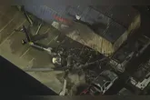 Um helicóptero da NBC Los Angeles cai em Chatsworth, resultando na morte de três pessoas. Investigações estão em andamento sobre as causas da tragédia.
