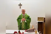 O Papa Leão XIV recebeu alta hospitalar no sábado, 17 de outubro de 2026, e retornou ao Vaticano.