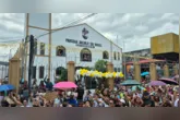 Fiéis se reúnem em frente à Paróquia Arcanjo São Miguel, no bairro do Jaderlândia, em Ananindeua, para homenagear Nossa Senhora de Nazaré durante o traslado do Círio 2026.