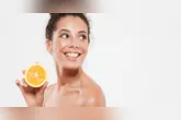 A vitamina C é uma das aliadas da produção de colágeno no organismo. Presente em frutas cítricas, acerola, goiaba, kiwi, pimentão e vegetais verde-escuros, ela participa da formação da proteína.