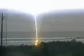 Turista morre após ser atingida por raio em praia. Conheça os riscos e como se proteger em situações de tempestade.