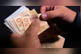 Trabalhadores com carteira assinada devem ficar atentos aos prazos do 13º salário em 2026: a primeira parcela vence em 30 de novembro, enquanto a segunda será antecipada para 18 de dezembro.