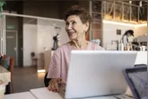 Descubra oportunidades de emprego para profissionais acima de 50 anos.