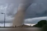 Um tornado atingiu a vila de Pomas, no sudoeste da França, nesta segunda-feira (24), deixando pelo menos 41 pessoas feridas e danificando cerca de 300 casas.