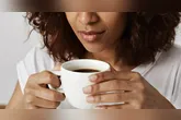 Descubra como o consumo excessivo de café pode prejudicar sua saúde digestiva e quais cuidados tomar para evitar problemas.