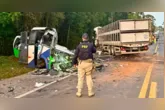 Um acidente entre um ônibus da Secretaria de Saúde de Imbituva e uma carreta deixou pelo menos 23 mortos e cinco feridos na BR-373, na madrugada desta quarta-feira (19).