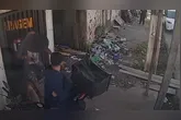 O suspeito tentou disfarçar, mas acabou sendo surpreendido pelo dono da moto, que é PM aposentado