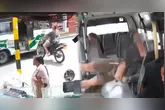 O motociclista se chocou com o ônibus em um cruzamento na Colômbia.