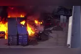 Imagens mostram o momento em que o helicóptero de uma emissora de TV cai durante uma cobertura ao vivo em Los Angeles, nos Estados Unidos. O acidente deixou três mortos, entre eles o piloto e um repórter.
