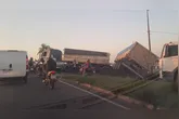 Caminhão tomba no viaduto do Coqueiro em Ananindeua, causando lentidão no trânsito; saiba mais sobre o acidente e as recomendações para motoristas.