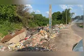 A situação se agravou depois que parte do lixo acumulado no local foi queimada.