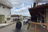 Quatro suspeitos teriam assaltado uma mulher em Ananindeua; dois fugiram, um foi preso e outro entrou em uma casa e fez uma moradora refém.