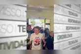 Jader Filho foi recepcionado por apoiadores e após exercer o voto, concedeu entrevista à jornalistas ao lado de fora do colégio eleitoral.